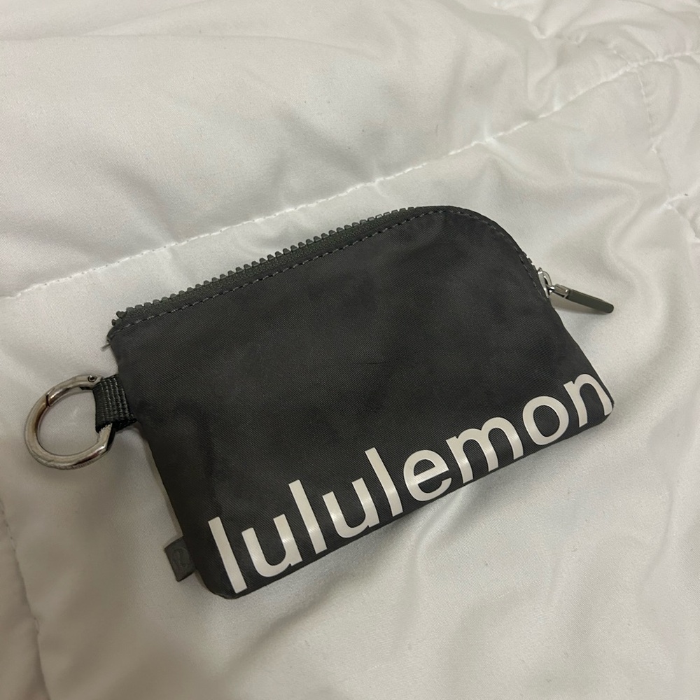 Lululemon clippable card pouch. Grey sage, white opal!